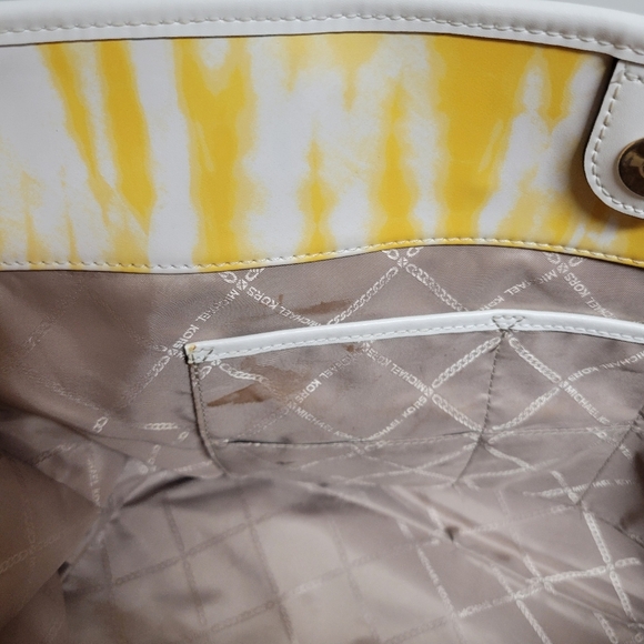 Michael Kors Carter Buttercup Large Open Tote. - Picture 12 of 13